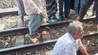 ট্রেনে উঠতে গিয়ে বাবা-মায়ের সামনে বিশ্ববিদ্যালয় ছাত্রের মৃত্যু