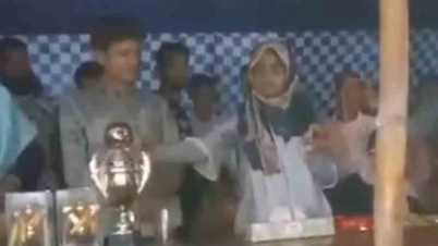 ফাইনাল খেলার ট্রফি ভাঙলেন ইউএনও, আলীকদমে উত্তেজনা (ভিডিও)