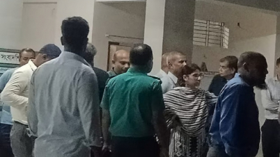 ৯ ঘণ্টা অবরুদ্ধ থাকার পর পুলিশ পাহারায় বেরোলেন দুই উপদেষ্টা
