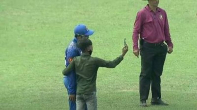 দেয়াল টপকে সাকিবের সঙ্গে সেলফি