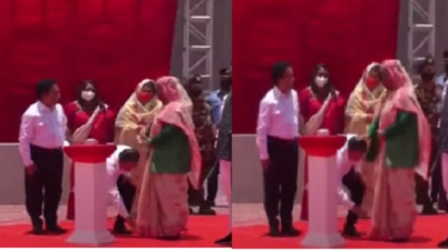 প্রধানমন্ত্রীর পা ছুঁয়ে সালাম করলেন সাবেক যোগাযোগমন্ত্রী