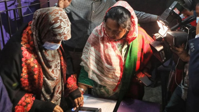 বাবার কবর জিয়ারত করে ভোট দিলেন আইভী