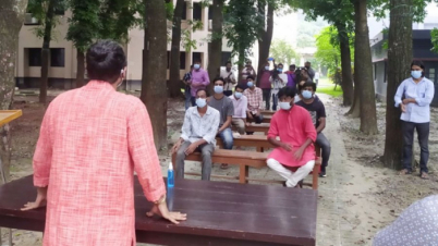 রাবিতে গাছতলায় ক্লাস নিলেন শিক্ষক