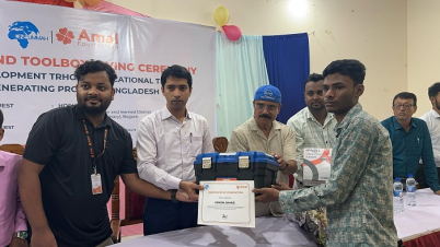 বিনামূল্যে প্রশিক্ষণের পরে বগুড়ায় ৯৭ যুবককে টুলবক্স দিল আমাল