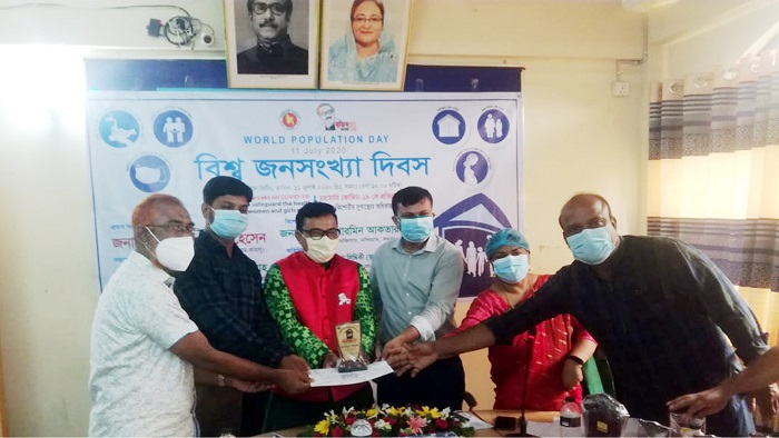 নন্দীগ্রাম বিশ্ব জনসংখ্যা দিবস উপলক্ষে পরিদর্শকদের মাঝে সম্মাননা স্মারক প্রদান করেন উপজেলা পরিষদের চেয়ারম্যান রেজাউল আলম জিন্নাহ্। নন্দীগ্রাম বিশ্ব জনসংখ্যা দিবস উপলক্ষে পরিদর্শকদের মাঝে সম্মাননা স্মারক প্রদান করেন উপজেলা পরিষদের চেয়ারম্যান রেজাউল আলম জিন্নাহ্।