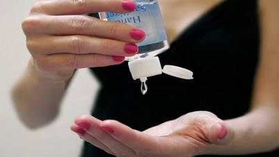 করোনা রুখতে যেভাবে ব্যবহার করবেন স্যানিটাইজার করোনা রুখতে যেভাবে ব্যবহার করবেন স্যানিটাইজার