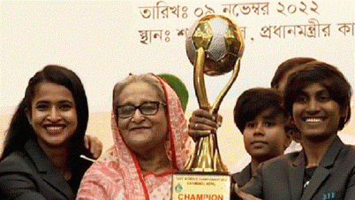 নারী ফুটবলারদের সংবর্ধনা দিলেন প্রধানমন্ত্রী