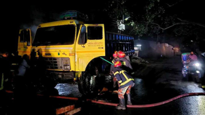 রাজশাহীতে আবারও পেট্রোলবোমার আগুনে পুড়লো ট্রাক