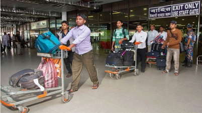 করোনায় দেশে ফিরেছেন ৪ লাখের বেশি প্রবাসী কর্মী করোনায় দেশে ফিরেছেন ৪ লাখের বেশি প্রবাসী কর্মী