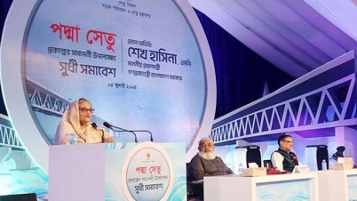 অনেক ঝড় মোকাবিলা করে পদ্মা সেতু নির্মাণ, মাথা নত করে নয়