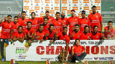 নাটকীয় ফাইনালে সাকিব-গেইলদের হারিয়ে চ্যাম্পিয়ন কুমিল্লা