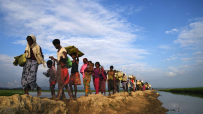 বাংলাদেশে ঢুকতে সীমান্তে হাজার হাজার রোহিঙ্গা