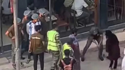 রাজধানীত প্রকাশ্যে তরুণীকে লাঠিপেটার ভিডিও ভাইরাল, আটক ২