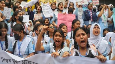 শিক্ষক মুরাদের শাস্তির দাবিতে ভিকারুননিসায় শিক্ষার্থীদের বিক্ষোভ