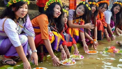 মঙ্গল কামনায় হ্রদের জলে ভাসল ফুল