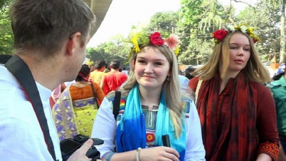 বাংলা বর্ষবরণের আনন্দে  বিদেশীদের উল্লাস