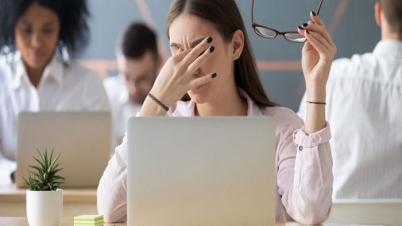 দীর্ঘক্ষণ ল্যাপটপ-ফোনের সামনে বসে? চোখ বাঁচাতে যা যা করবেন দীর্ঘক্ষণ ল্যাপটপ-ফোনের সামনে বসে? চোখ বাঁচাতে যা যা করবেন