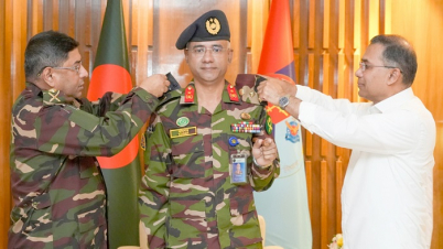 নতুন ডিজিএফআই প্রধানকে র্যাংক ব্যাজ পরালেন প্রধানমন্ত্রী নতুন ডিজিএফআই প্রধানকে র্যাংক ব্যাজ পরালেন প্রধানমন্ত্রী