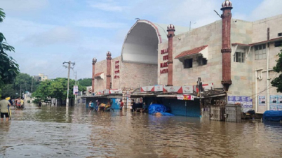 ১৬ ঘণ্টায়ও পানি সরেনি : নিউমার্কেট বন্ধ