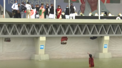 সাঁতরে প্রধানমন্ত্রীর সঙ্গে কথা বলল কিশোরী