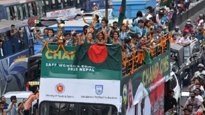 ছাদখোলা বাসে শুভেচ্ছা বৃষ্টিতে স্নাত সাবিনার চ্যাম্পিয়ন দল