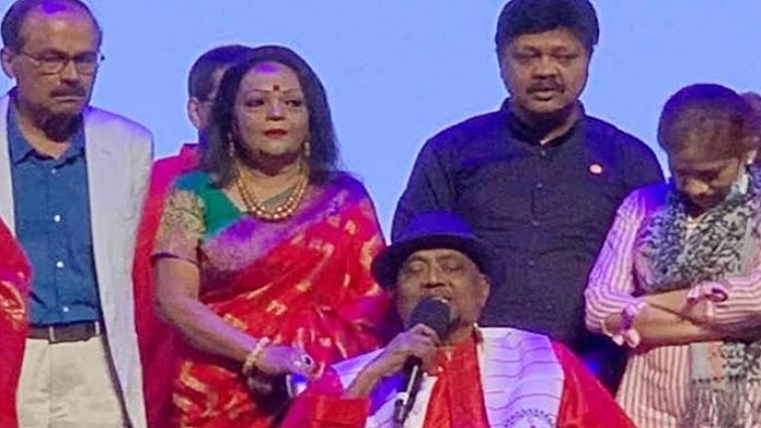 মারাত্মক অসুস্থ হবার পর চিকিৎসকের পরামর্শে গান করেছিলেন এণ্ড্রু কিশোর। ছবি : সংগৃহীত মারাত্মক অসুস্থ হবার পর চিকিৎসকের পরামর্শে গান করেছিলেন এণ্ড্রু কিশোর। ছবি : সংগৃহীত