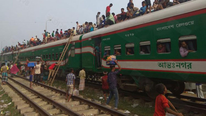 ট্রেনের ছাদে যাত্রী নেয়া বন্ধের নির্দেশ