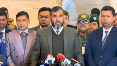 ভোটকেন্দ্রের দিকে তাকিয়ে ভোটাররা: ইসি সানাউল্লাহ ভোটকেন্দ্রের দিকে তাকিয়ে ভোটাররা: ইসি সানাউল্লাহ