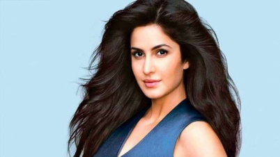 ৪১ বছরেও মুখে বলিরেখা নেই, কী দিয়ে রূপচর্চা করেন ক্যাটরিনা?