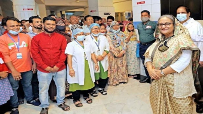১০ টাকায় টিকিট কেটে নিয়মিত চোখের পরীক্ষা করাচ্ছেন শেখ হাসিনা