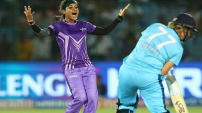 নারী আইপিএলে জাহানারার দুর্দান্ত বোলিং