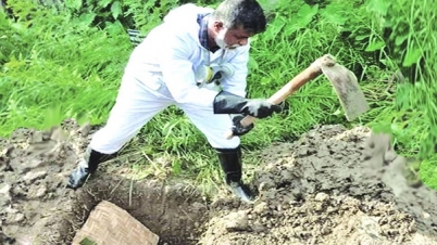 করোনায় বন্ধুর লাশ দাফন করে কাঁদলেন খোরশেদ