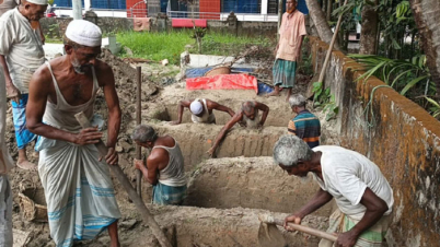 মহাসড়কেই শেষ পরিবারের সব স্বপ্ন, পাশাপাশি ৪ কবর