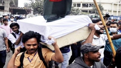 নিরাপদ সড়কের দাবিতে   শিক্ষার্থীদের কফিন মিছিল