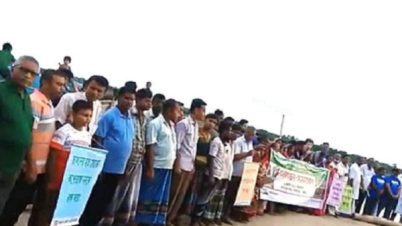 কপোতাক্ষ নদ রক্ষার দাবিতে মানববন্ধন