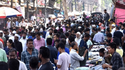 ফুটপাতে দোকান বসিয়েছেন বঙ্গবাজারের ক্ষতিগ্রস্ত ব্যবসায়ীরা