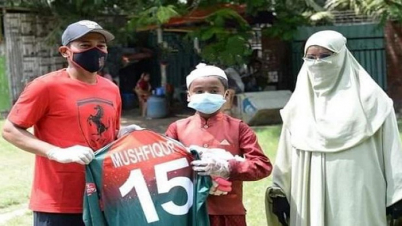 সেই ছোট্ট সিনানকে জার্সি উপহার দিলেন মুশফিক