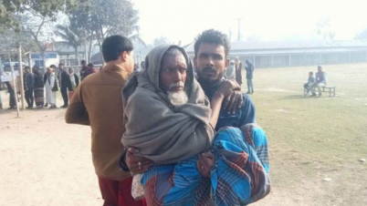 নাটোরে ছেলের কোলে চড়ে ভোট দিতে এলেন ৭০ বছরের বৃদ্ধ