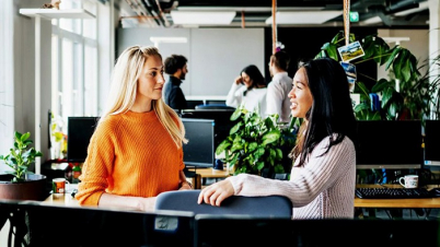 অফিসে ব্যক্তিগত আলাপ: কতটা বলবেন, কোথায় থামবেন?