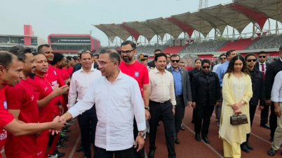 মেয়েকে নিয়ে ফুটবল ম্যাচ দেখলেন প্রধানমন্ত্রী