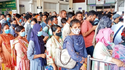 ট্রেনের আগাম টিকিট বিক্রি: মহিলা কাউন্টারে মারামারি