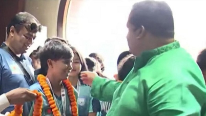 বিমান বন্দরে নারী ফুটবল দলকে ফুলেল সংবর্ধনা