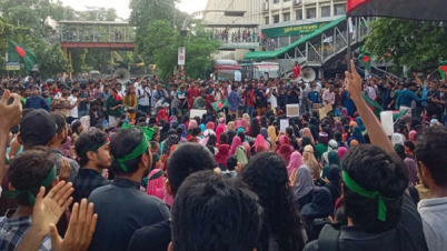কোটাবিরোধীদের আন্দোলনে উত্তাল শাহবাগ