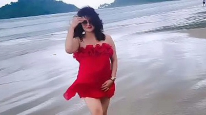 সমুদ্র পাড়ের বাতাসে উড়ল শ্রাবন্তীর মিনি ড্রেস!