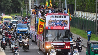 দেশে ফিরে রাস্তায় শিরোপা উৎসব শানাকা-হাসারাঙ্গাদের