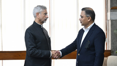 হাত মেলালেন ভারতের পররাষ্ট্রমন্ত্রী ও পাকিস্তানের স্পিকার