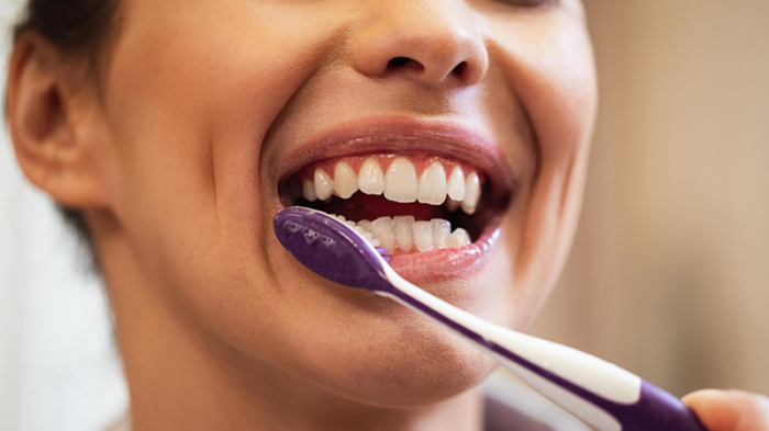 কখন দাঁত ব্রাশ করবেন? সকালে না রাতে?