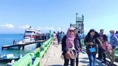 সেন্টমার্টিনে পর্যটকবাহী জাহাজ চলাচল শুরু