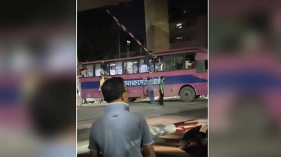 রেললাইনে আটকে গেল বাস, অল্পের জন্য রক্ষা অর্ধশতাধিক যাত্রীর