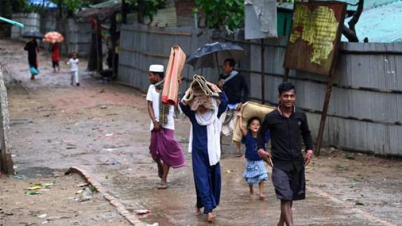 আশ্রয়কেন্দ্র থেকে বাড়ি ফিরছেন উপকূলবাসী